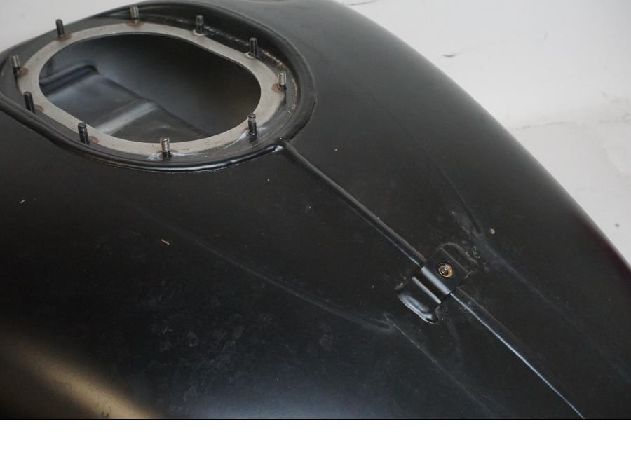Snett nerifrån på Bensintank från en Indian Chieftain Dark Horse -2019 motorcykel.