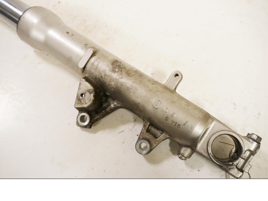 Snett uppifrån på Gaffelben från en Suzuki GSX-R 600 -1999 motorcykel.