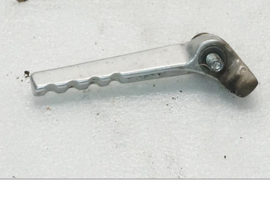 Baksidan på Fotpinne från en Yamaha TT 600 RE -2004 motorcykel.