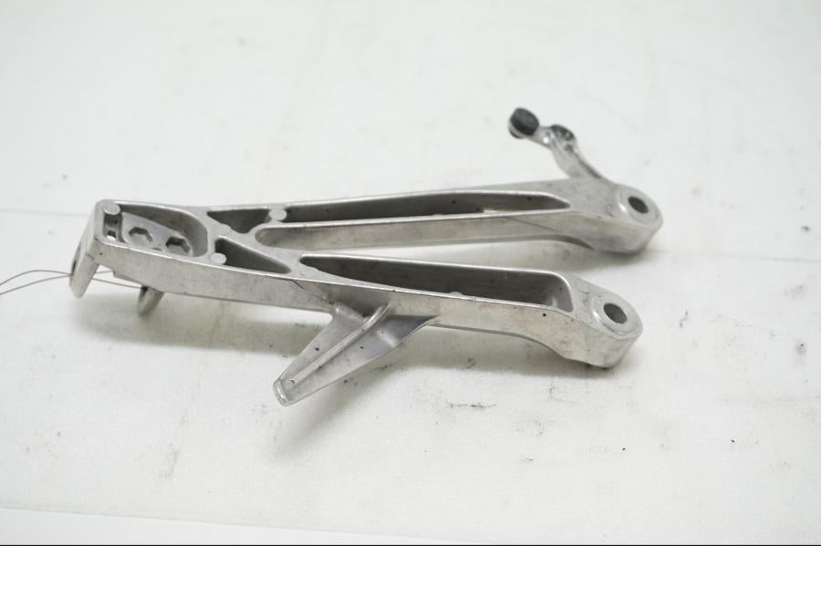 Baksidan på Fotpinnefäste från en Honda CBR 1000 RR -2004 motorcykel.