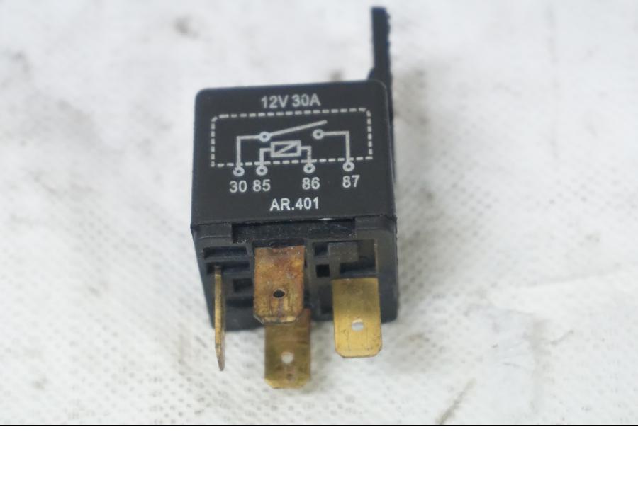 Framsidan på Relä från en Kawasaki VN 800 -1996 motorcykel.