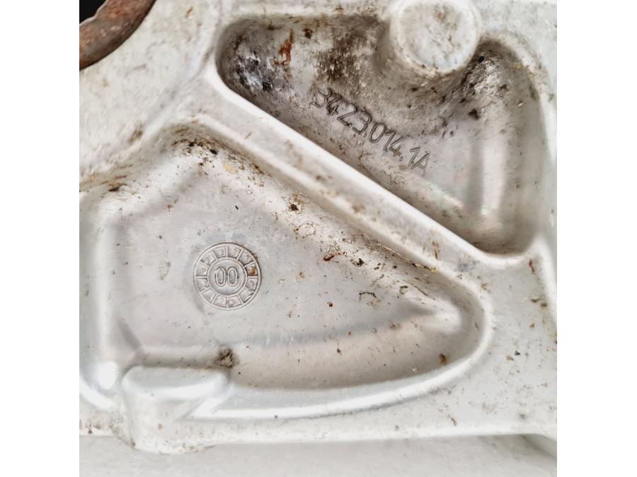 Snett uppifrån på Gaffelkrona från en Ducati 748 -2001 motorcykel.