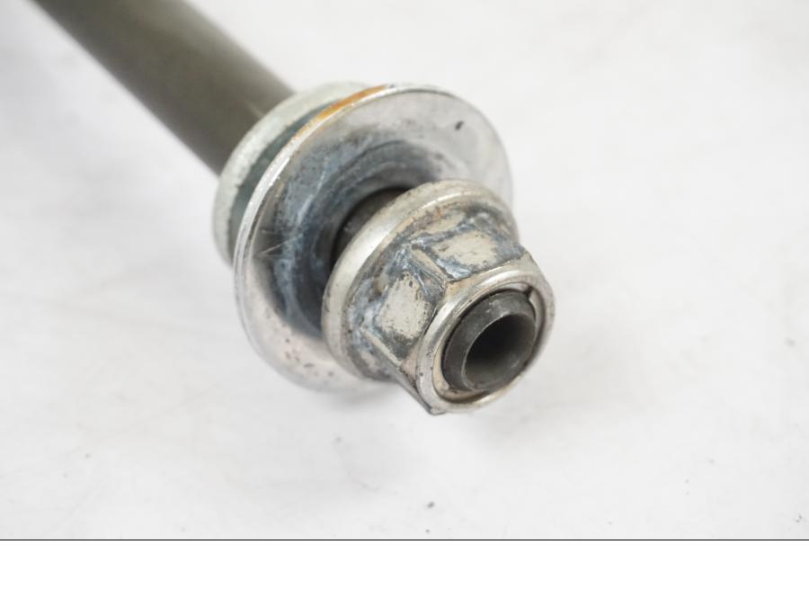 Snett nerifrån på Axel från en Yamaha XVS 1100 -2004 motorcykel.