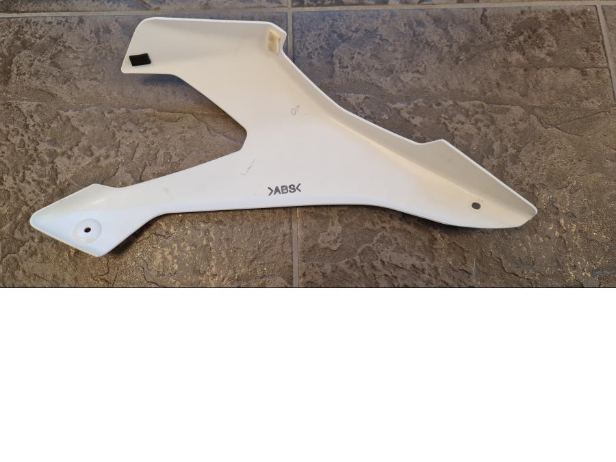 Baksidan på Bensintankskåpa från en Yamaha MT-09 -2014 motorcykel.