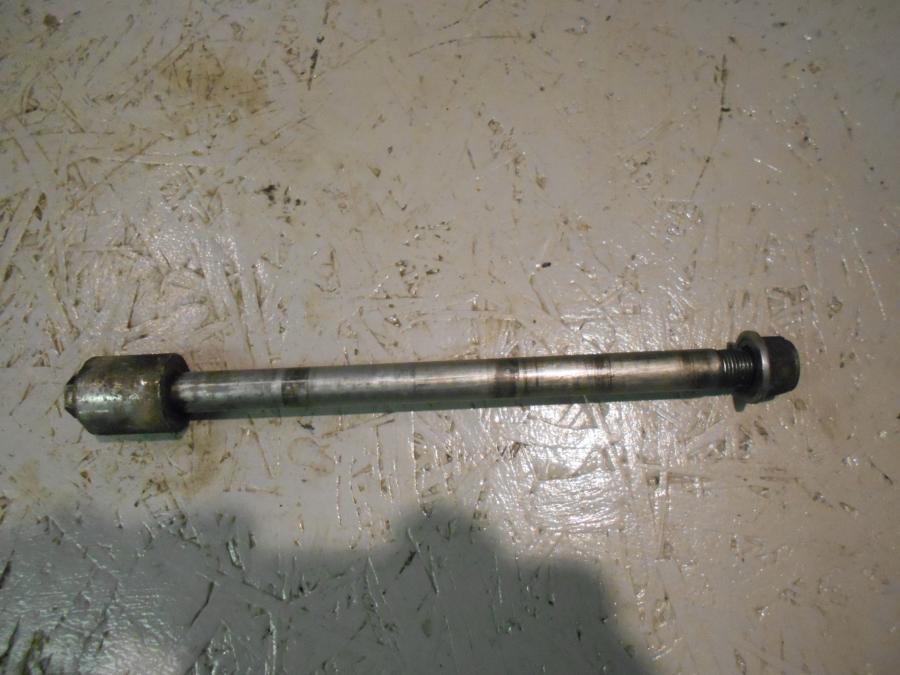 Framsidan på Axel från en Suzuki VZ 800 -1998 motorcykel.