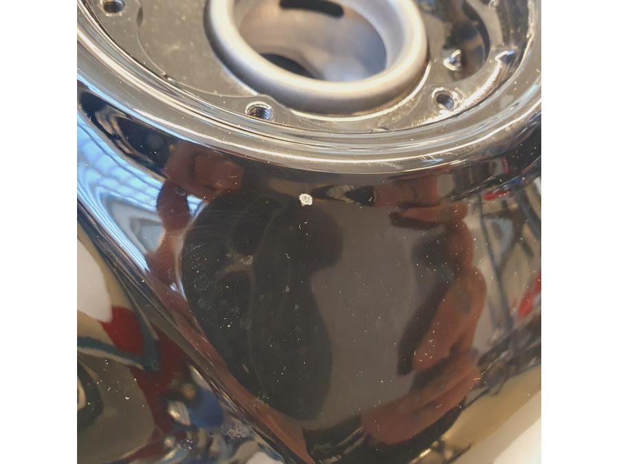 Snett uppifrån på Bensintank från en KTM 390 Duke -2021 motorcykel.