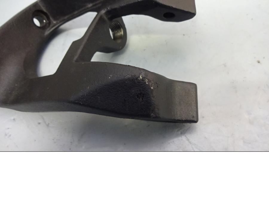 Höger sida på Fotplattefäste från en Indian Chieftain Dark Horse -2018 motorcykel.