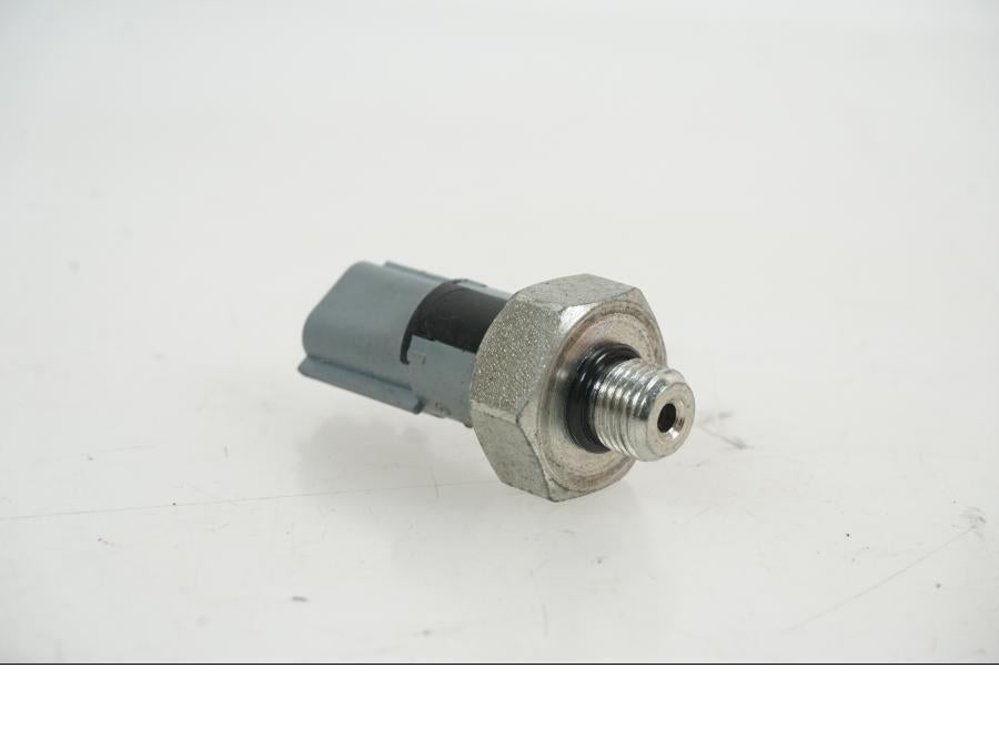 Baksidan på Oljetryckgivare från en KTM 1290 Super Duke R -2021 motorcykel.