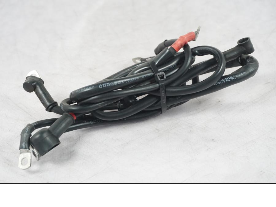 Snett nerifrån på Kablage från en KTM 690 Duke -2015 motorcykel.