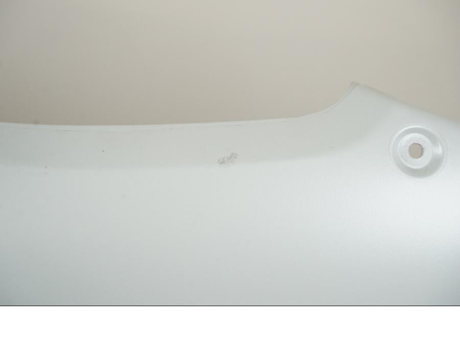 Snett uppifrån på Sidkåpa från en Ducati Panigale V2 -2023 motorcykel.