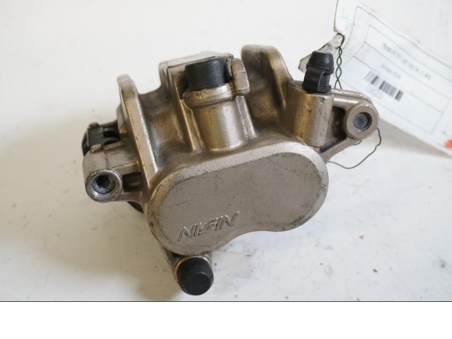 Framsidan på <p>Bromsok höger fram från Honda VFR 750 F 1990.</p>
<p>Okej skick.</p> motorcykel.