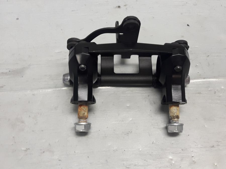 Baksidan på Styrfäste från en Kawasaki Z 1000 -2013 motorcykel.