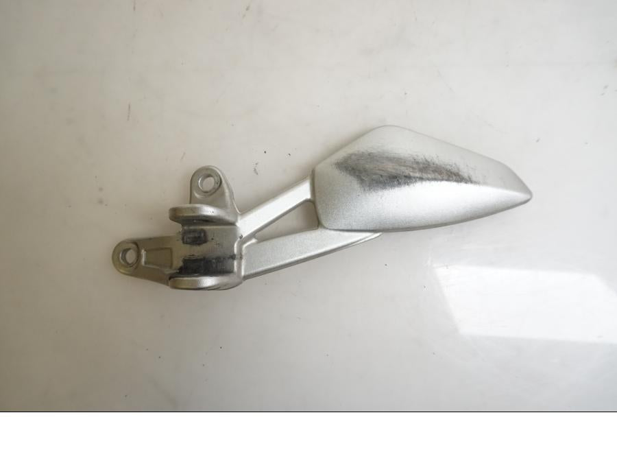 Framsidan på Fotpinnefäste från en BMW K 1200 S -2007 motorcykel.