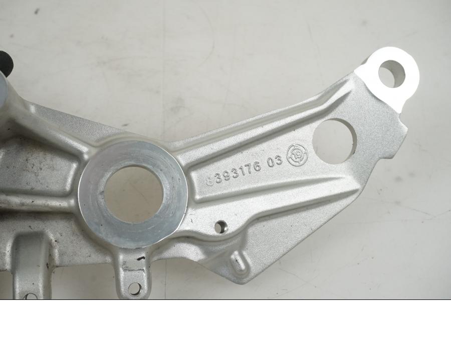 Snett uppifrån på Fotpinnefäste från en BMW F 750 GS -2019 motorcykel.