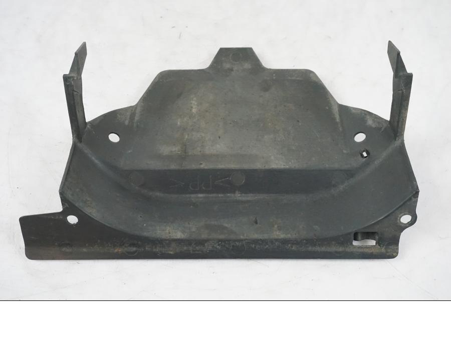 Snett nerifrån på Undertail från en Yamaha XVS 1100 -2000 motorcykel.