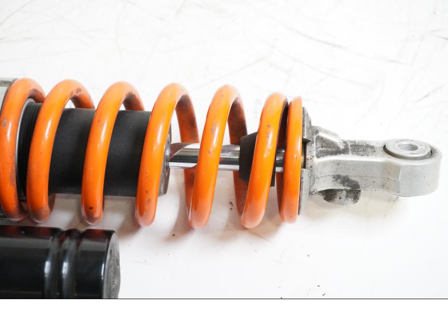 Vänster sida på Stötdämpare från en KTM RC8 -2013 motorcykel.