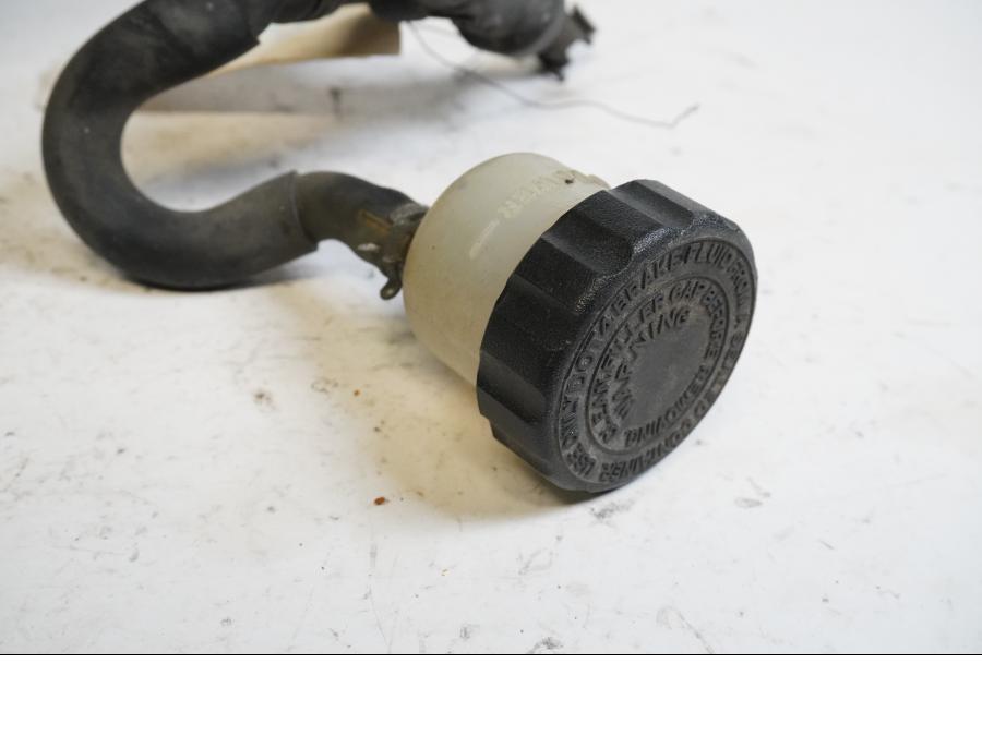 Höger sida på Bromshuvudcylinder från en Yamaha YZF 1000 R -1999 motorcykel.