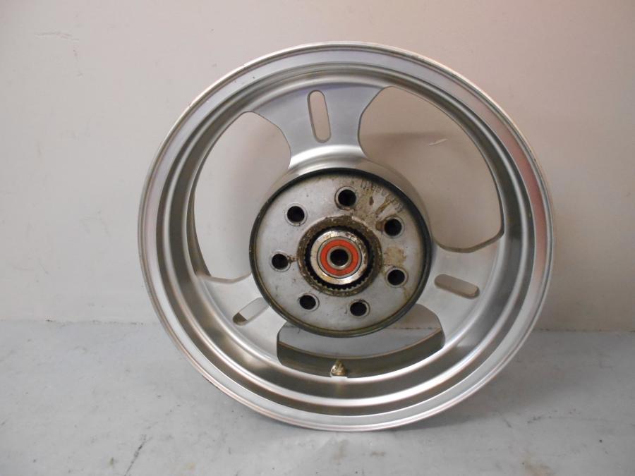 Baksidan på Fälg från en Kawasaki VN 1600 Mean Streak -2007 motorcykel.