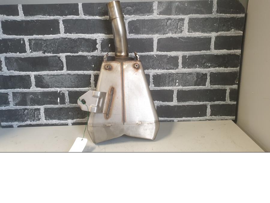 Vänster sida på Ljuddämpare från en Kawasaki Z 1000 -2014 motorcykel.