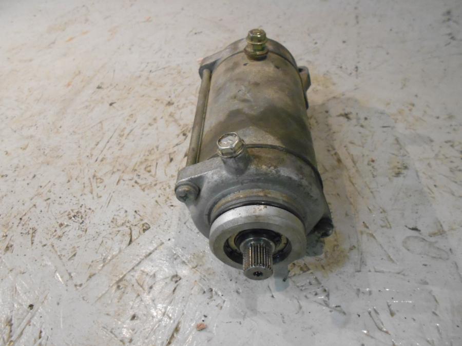 Framsidan på Startmotor från en Kawasaki GPZ 500 -1987 motorcykel.