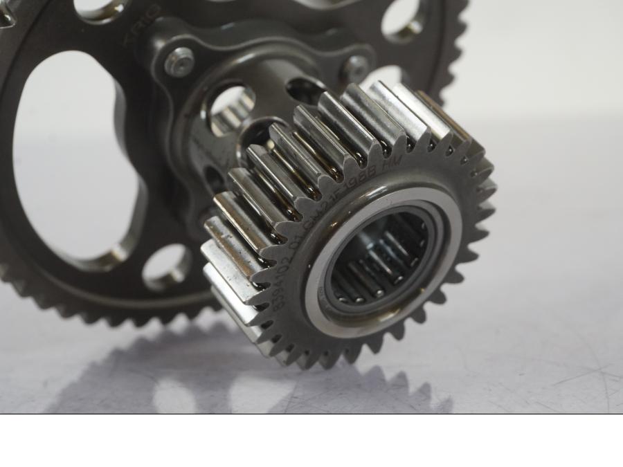 Vänster sida på Kamkedjedrev från en BMW R 1250 GS -2023 motorcykel.