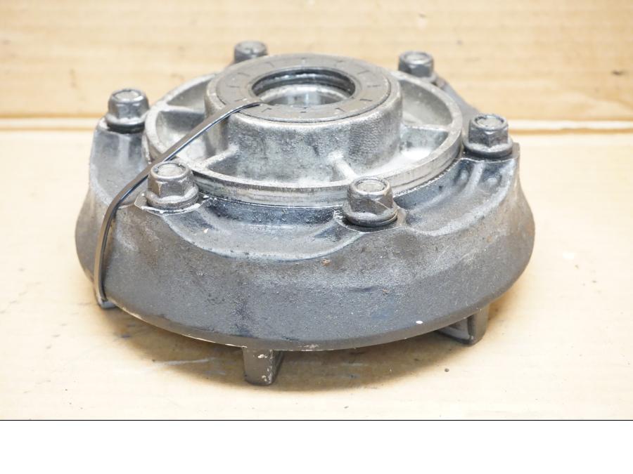 Framsidan på Drevfäste från en Suzuki GSX 1300 R -2001 motorcykel.