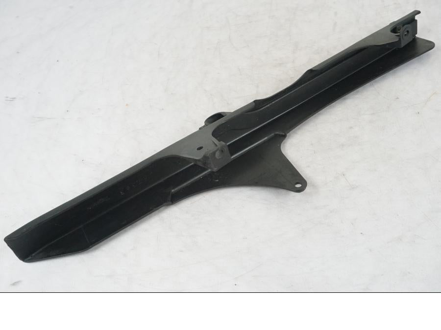 VÀnster sida pÄ Kedjeskydd frÄn en Triumph Daytona 955I -2000 motorcykel.