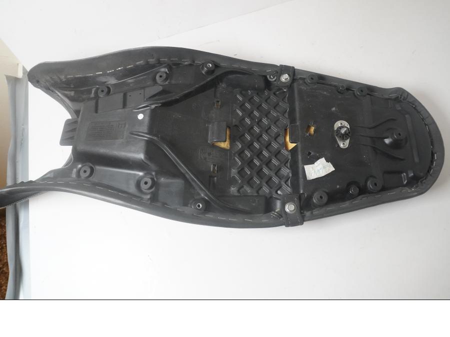 Vänster sida på Sadel från en Triumph Street Triple R -2009 motorcykel.