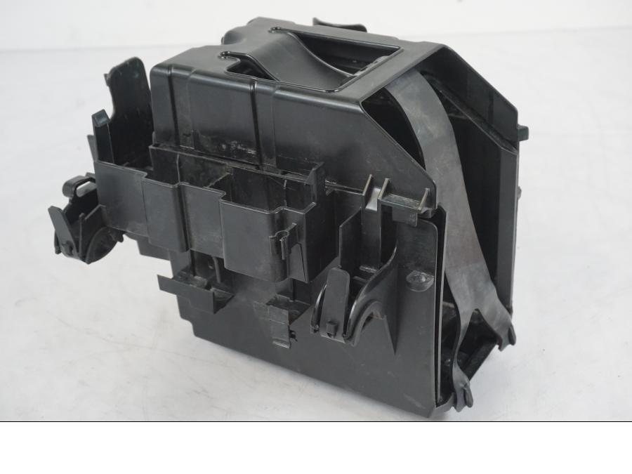 Framsidan på Batterihållare från en BMW R 1250 GS -2021 motorcykel.