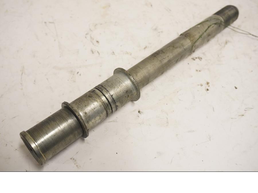 Framsidan på Axel från en Kawasaki VN 1500 Mean Streak -2002 motorcykel.