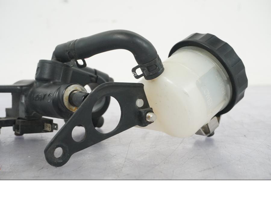 Snett nerifrån på Bromshuvudcylinder från en Triumph Daytona 955I -2000 motorcykel.