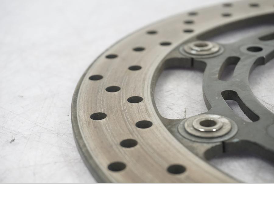 Vänster sida på Bromsskiva från en Yamaha FZ-6 -2008 motorcykel.