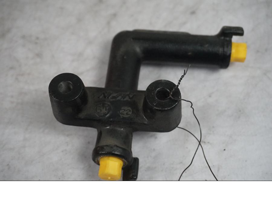 Höger sida på Bromsfördelare från en Yamaha XVS 1100 -2006 motorcykel.