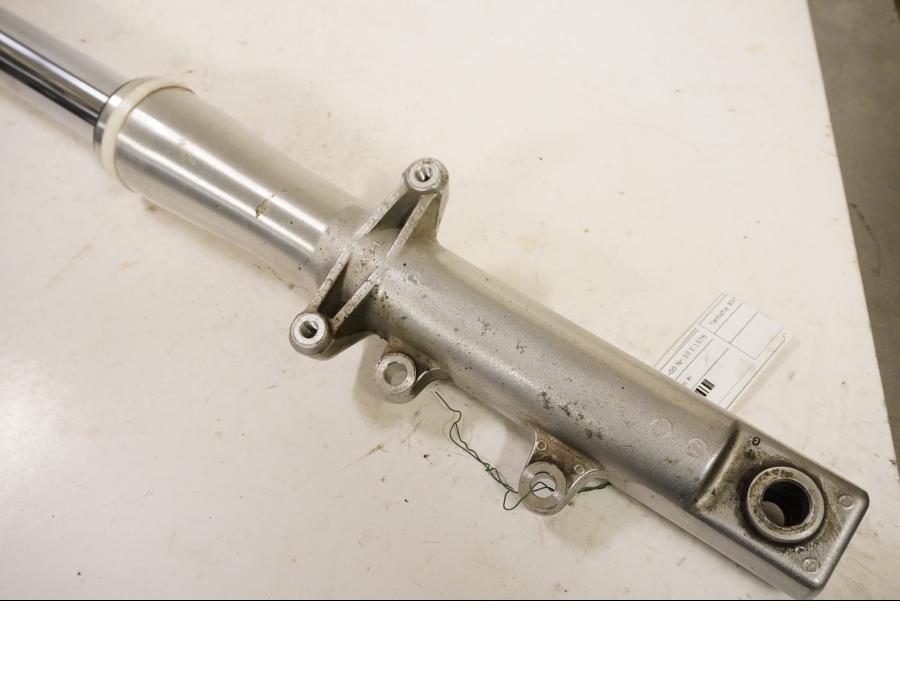 Vänster sida på Gaffelben från en Yamaha XVS 1100 -2000 motorcykel.