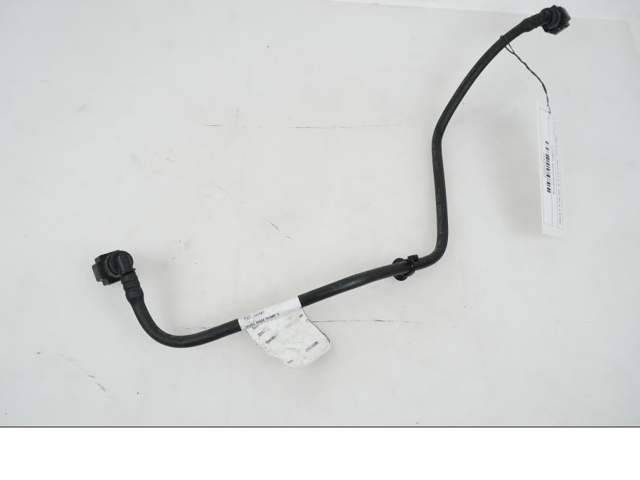 Vänster sida på Bensinledning från en KTM 1290 Super Adventure S -2022 motorcykel.