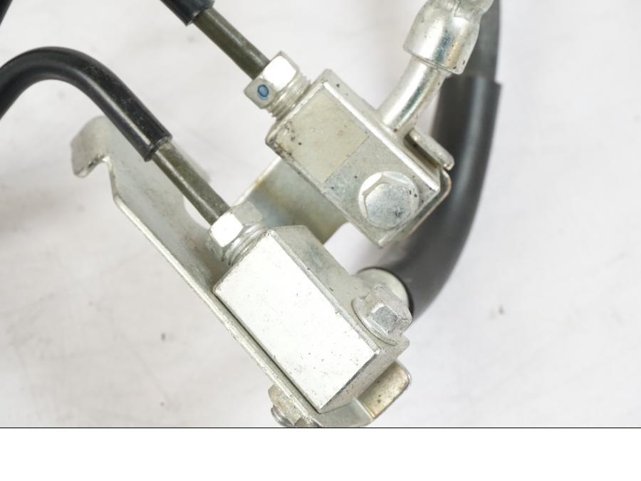 Snett nerifrån på Bromsledning från en Suzuki GSX-S 1000 -2017 motorcykel.