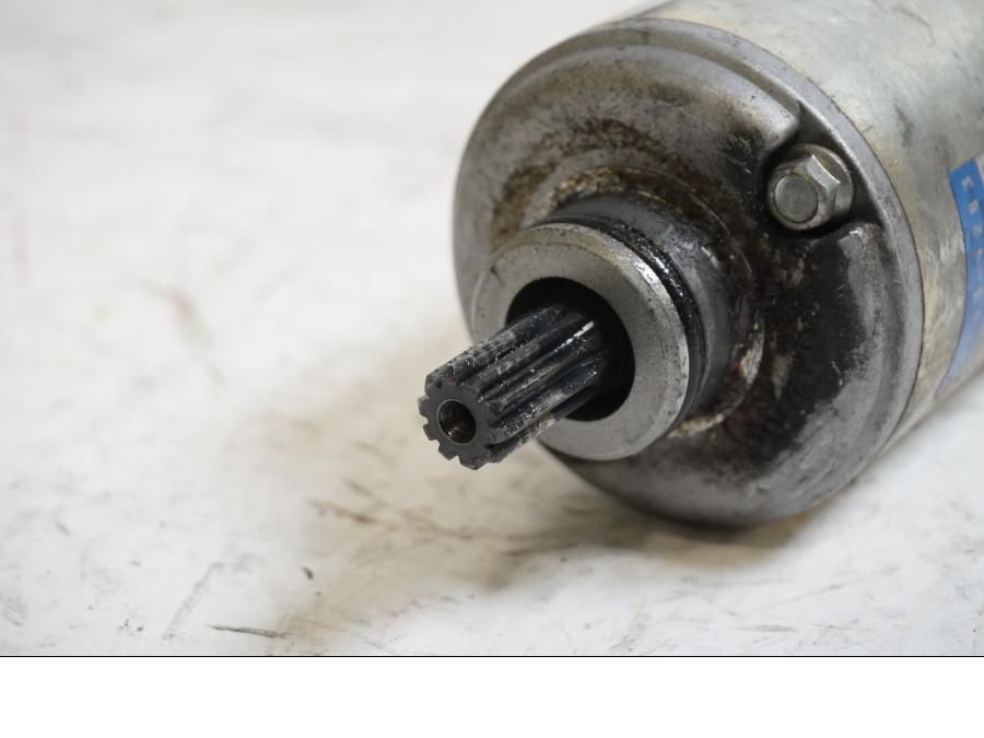 Baksidan på Startmotor från en Kawasaki ZX-9R -2001 motorcykel.