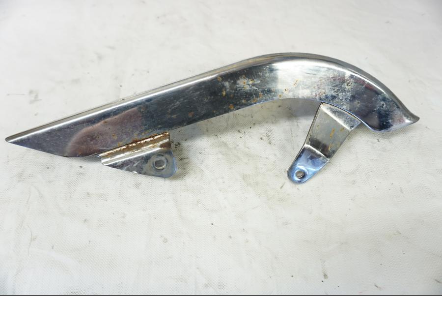 Framsidan på Kedjeskydd från en Kawasaki VN 800 -1996 motorcykel.