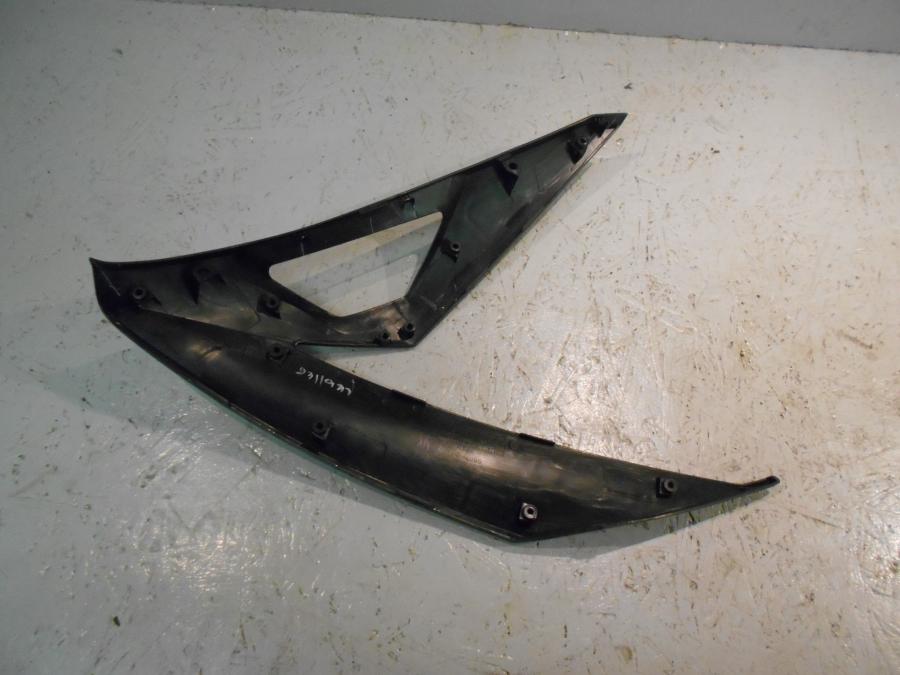 Baksidan på Sidkåpa från en Kawasaki Ninja 300 -2014 motorcykel.