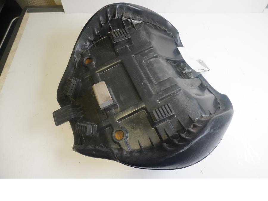 Höger sida på Sadel från en Suzuki VL 800 -2004 motorcykel.