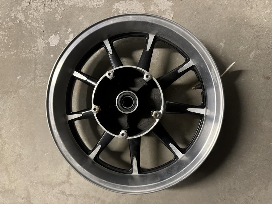 Baksidan på Fälg från en Kawasaki VN 1700 Classic Tourer -2009 motorcykel.