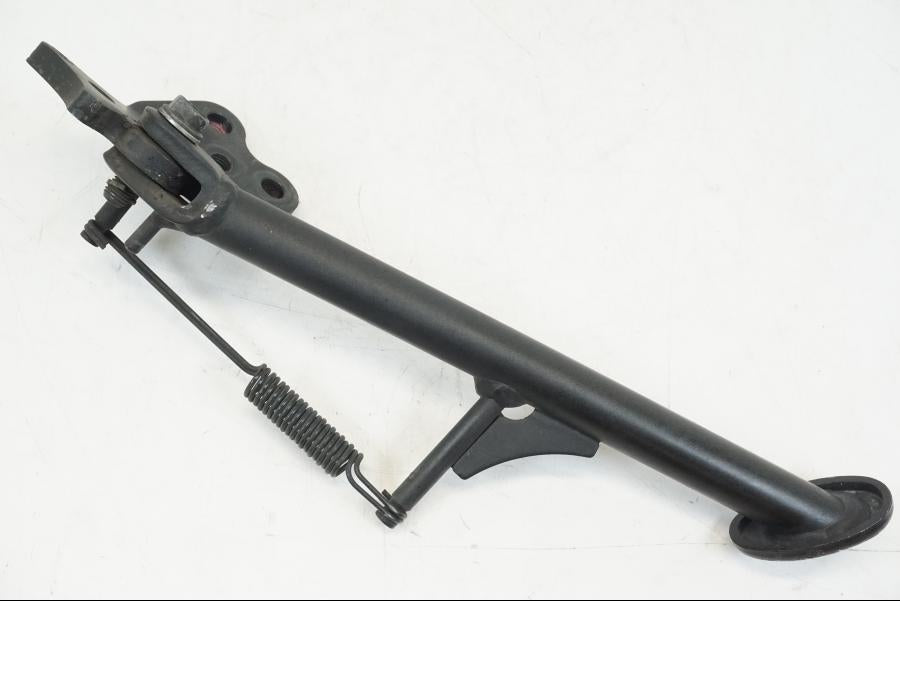 Snett nerifrån på Sidostöd från en Kawasaki NINJA 400 -2020 motorcykel.