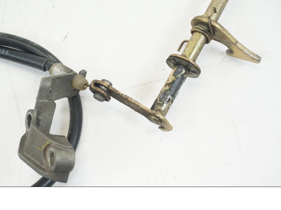 Vänster sida på Sadellåsmekanism från en Yamaha YZF 1000 R1 -2004 motorcykel.