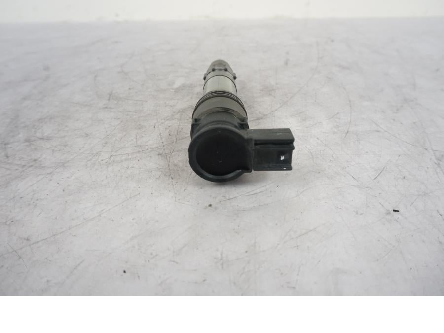 Vänster sida på Tändspole från en Kawasaki Versys 650 -2014 motorcykel.