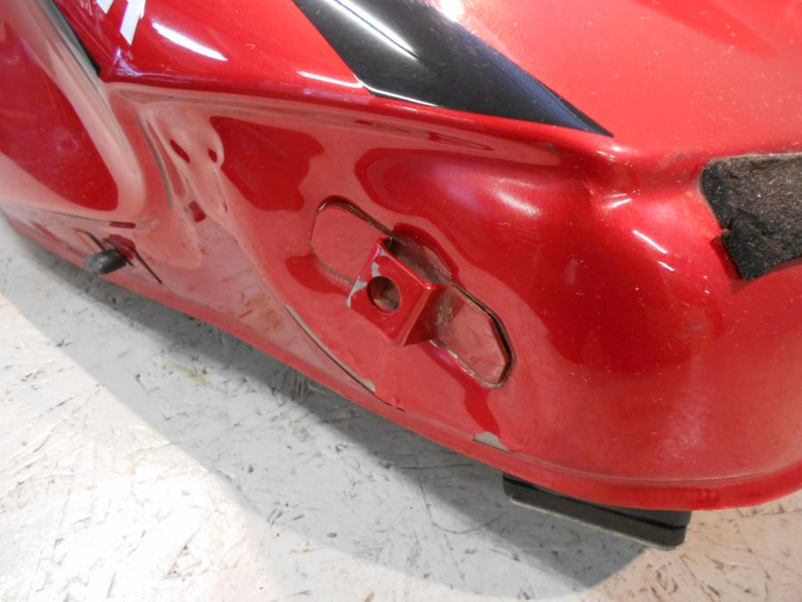 Snett uppifrån på Bensintank från en Yamaha TDM 850 -1999 motorcykel.