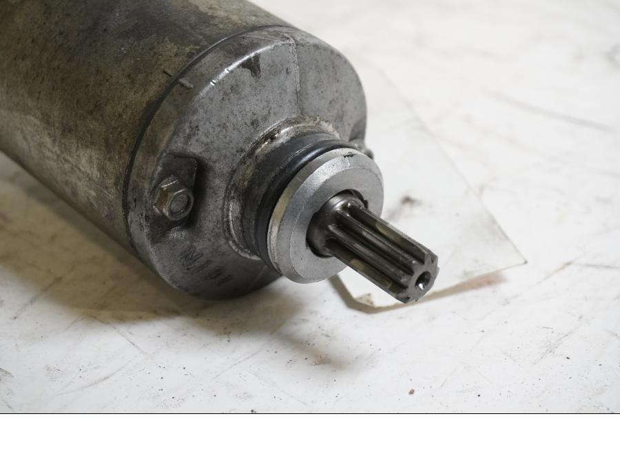 Baksidan på Startmotor från en Suzuki SV 650 -2007 motorcykel.