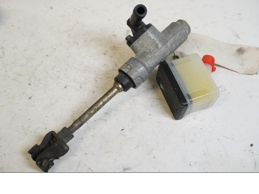 Baksidan på Bromshuvudcylinder från en Honda XL 650 V -2000 motorcykel.