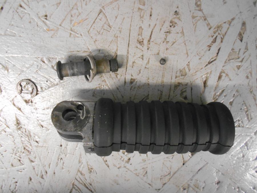 Baksidan på Fotpinne från en Triumph Bonneville -2001 motorcykel.