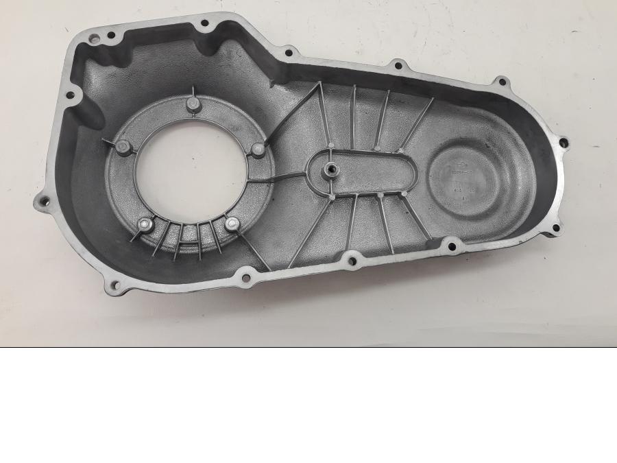 Vänster sida på Transmissionskåpa från en H-D Harley diverse -2012 motorcykel.