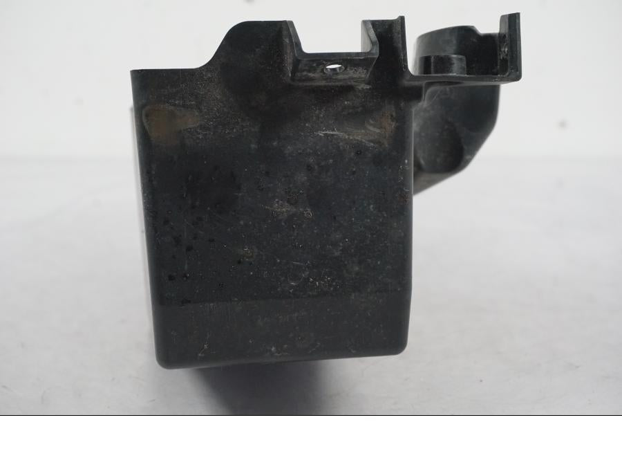 Vänster sida på Batterihållare från en Kawasaki ER-6N ABS -2010 motorcykel.